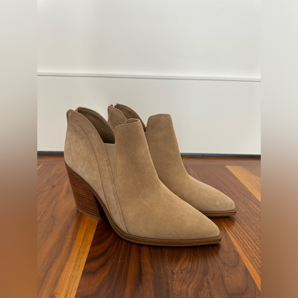 Vince Camuto ankle boot suede sz 9